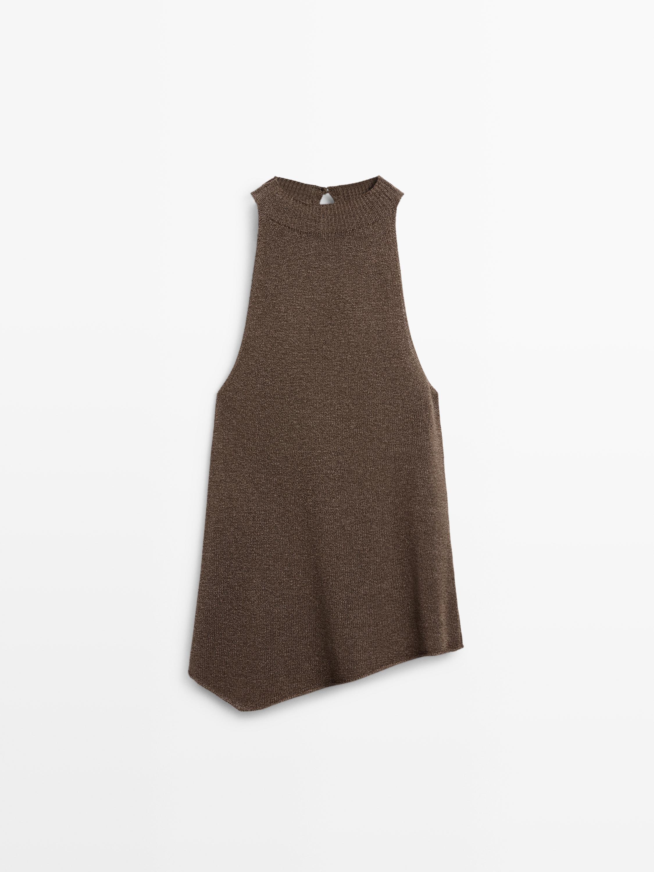 Total look asymmetric halter knit top